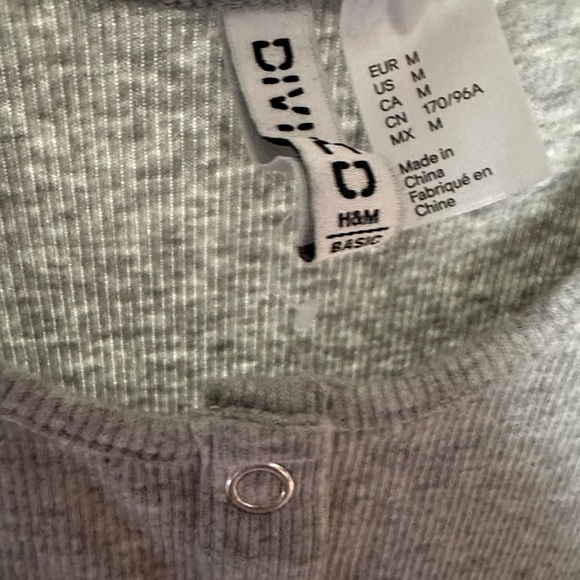 H&M Light Gray Ribbed Top - Picture 4 of 5